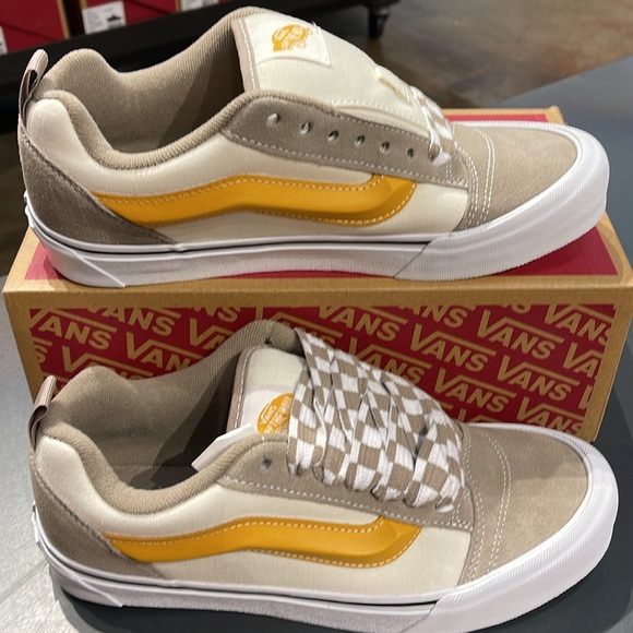 Vans Men’s Knu Skool
Mega Check Gray/Marshmall
VN0009QC0BP
Sneakers - Picture 2 of 16